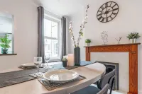 Lovely 2 Bed 2 Bath House in the heart of Sittingbourne. Hotel a Sittingbourne