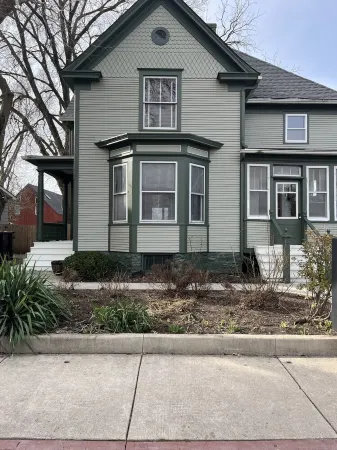 3 min to Starved Rock and 1 block from downtown.