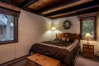 Private Retreat in the Woods Hotels in Liberty Grove