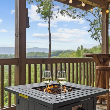 Knotty Bear: Cozy Cabin, Breathtaking Mountain Views, Hot Tub, Fire Pit