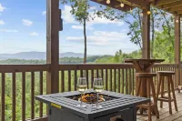Knotty Bear: Cozy Cabin, Breathtaking Mountain Views, Hot Tub, Fire Pit - Mountain view