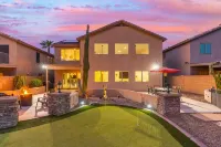 NEW! Cozy Saguaro Heated Pool, Hot Tub, Mini Golf, Pool Table, Fire Pit, Arcade! Отели рядом с достопримечательностью «Шоппинг-центр Футхилл»