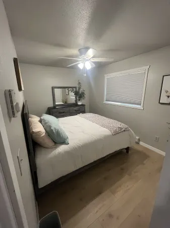 Cozy Twinhome . Close to shopping and restaurants , small dogs are welcome.