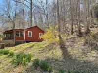 Cozy creek side cabin.  Pet Friendly.   Single Story, with ramp at entry