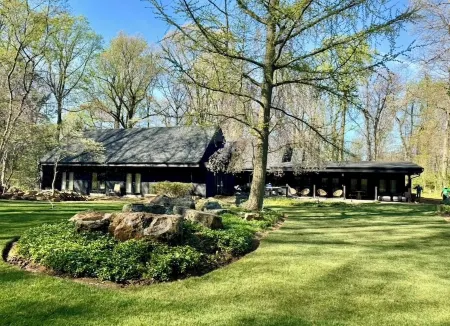 Stunning Luxury Villa nearby downtown Princeton, NJ Отели рядом с достопримечательностью «Сомерсет Коммьюнити Гарден»