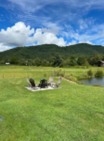 Waterfront cabin with mountain views; 26 minutes to downtown Asheville.