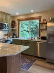 Oly Oasis - charming bungalow in Olympia with WiFi, AC and your own backyard!!