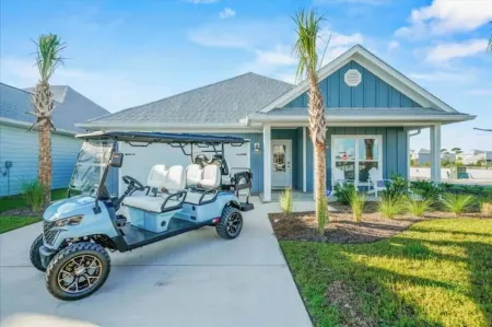 Coastal Home- Walk,Bike, Golf Cart 2 Pools & Beach. Close 2 Shops & Pickleball!
