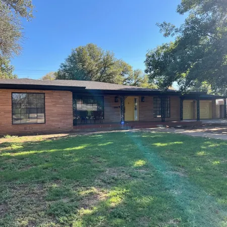 Spacious 6-bedroom house in marvelous Lubbock with AC, WiFi, fitness room