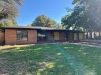 Spacious 6-bedroom house in marvelous Lubbock with AC, WiFi, fitness room