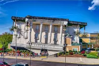 3 king suites, hot tub, fireplace, near all. Hotels near Roses Express