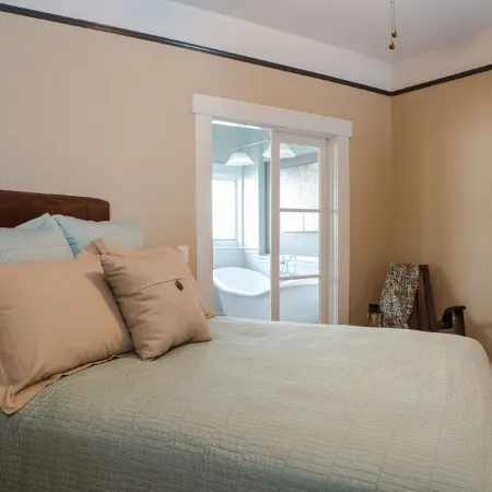 UNWIND ON VINE- A Beautiful Place to Stay and Short Walk to Downtown