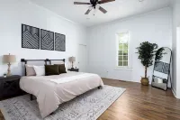 Timeless Midtown Craftsman • 2Br, 2BA • 15 Mins to Ft Moore