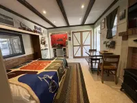 The Backyard Bungalow On The Trail -just minutes from downtown Hotels in Sans Souci