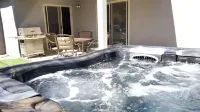 Modern Upscale with Hot Tub / Patio Mister and Pets Welcome - บังกะโล