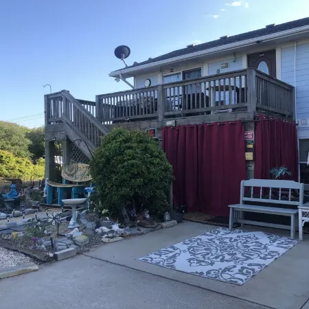 PRIVATE//QUITE /COZY / / OCEAN VIEW / COUPLES GETAWAY. WALK TO FOOD & LIVE MUSIC