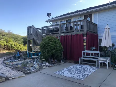 PRIVATE//QUITE /COZY / / OCEAN VIEW / COUPLES GETAWAY. WALK TO FOOD & LIVE MUSIC