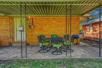 Vintage home in heart of OU country--uniquely decorated OK themed home--ATT wifi