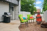 Luxury 2 Bedroom Condo, Midtown - Great Amenities with Pool!