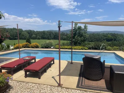 The Barn studios with a view near Monticello and wineries! 버지니아 대학 주변 호텔