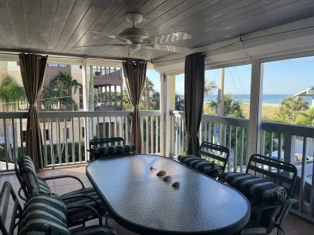 Florida Beachfront Bliss just steps from the Sand Отели в г. Сейнт Пит Бич