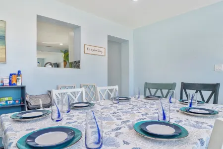 Rare Find, Inlaw suite, Oceanviews, Outside Dining, and Walk to Beach!