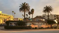 Iconic Landmark House Unit next to the beach - Panoramic Ocean/Coastal Views!