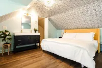 GameLounge~2KingBeds~PinkBedRoom~Gazebo~FirePit~SpookyNook~Walk2Mainst~Arcade Hotels in Hamilton