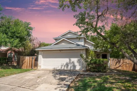 Charming Home Near Lake, not far from Riverwalk, Shopping & SA Attractions!