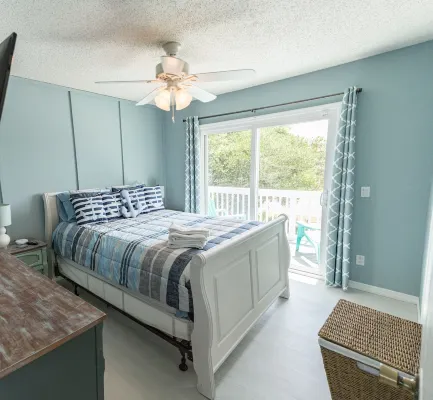 PET-FRIENDLY BEACH HOUSE WITH HOT TUB JUST FIVE MIN WALK FROM BEACH ACCESS !