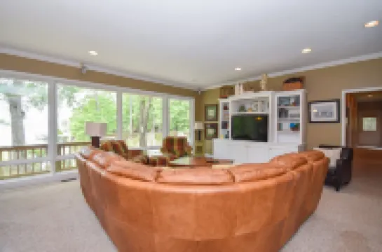 Spacious Cabin on Lake Martin!