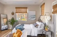 Adorable studio with easy parking on the street. Ask if you need driveway.