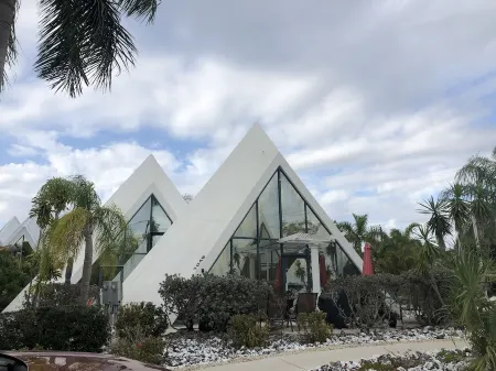 Pyramid Getaway in Southwest Florida Отели рядом с достопримечательностью «Галф Кост Таун Сентер»