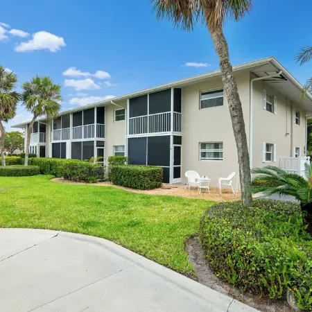 Minimalist Haven Naples • Walk to Beach & 5th Ave