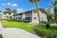 Minimalist Haven Naples • Walk to Beach & 5th Ave - Apartments