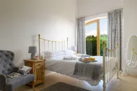 Luxury Barn conversion in village farm setting. Hotels in Shotteswell