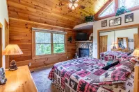 Cozy Cabin with Hot Tub; 5 miles to Harrahs Casino