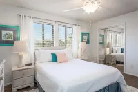 Cozy Beachside Townhouse: Chairs & Towels included, Heated Pool and Easy Parking Hotels near Navarre Beach Sea Turtle Conservation Center