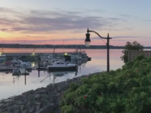 Coastal Gem historic Eastport Water Street walk to shops, restaurants, galleries Hotels in Eastport