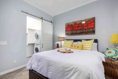 Spacious 1 Bd guesthouse. 1 QS bed +1 QS sleeper sofa Close to Spring training Hotels in Maryvale