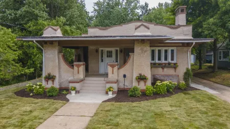 Spanish Charm 4bed/3bath Downtown Waupaca! Отели рядом с достопримечательностью «Парк Суон»