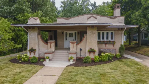 Spanish Charm 4bed/3bath Downtown Waupaca!