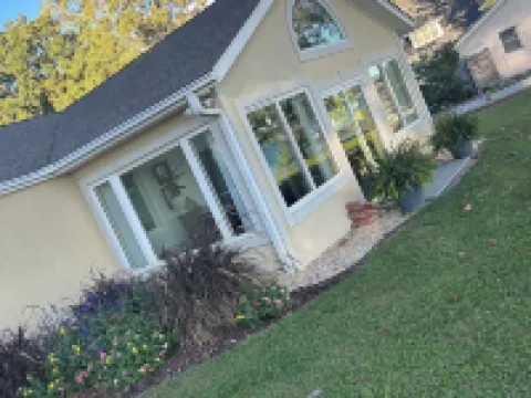 Charming 3-bedroom house in Deltaville with Stunning Views and Beautiful garden! โรงแรมในMiddlesex County