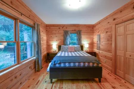 Cabin 114, Luxury 6 bedroom, 3 bath cabin minutes from Downtown Lexington!