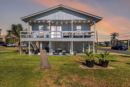 Charming water view bungalow. Отели в г. Сибрук