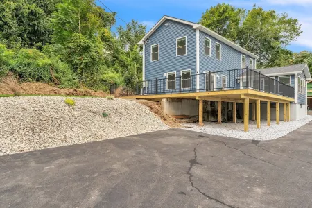 NEW! Charming RiversideHome-CT RiverPrivate, Spacious, Family & Pet Friendly