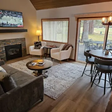 Newly Remodeled Condo on Golf Course, A/C, Pet Friendly, SHARC passes, Bikes.