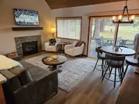 Newly Remodeled Condo on Golf Course, A/C, Pet Friendly, SHARC passes, Bikes.