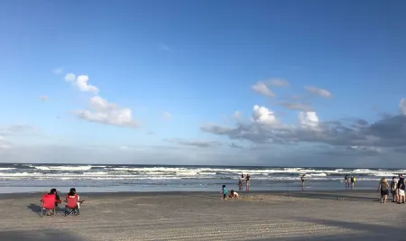 Spectacular views, direct oceanfront, separate bedroom !