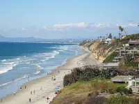2-blocks to Moonlight Beach, Private Yard, AC,  bikes, Over 200 5-star reveiws